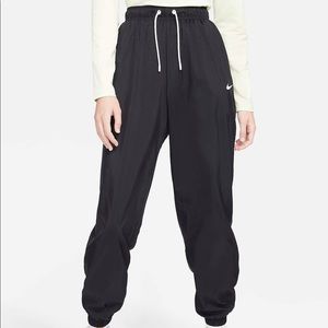 Nike Womens Oversized Woven Joggers (M)